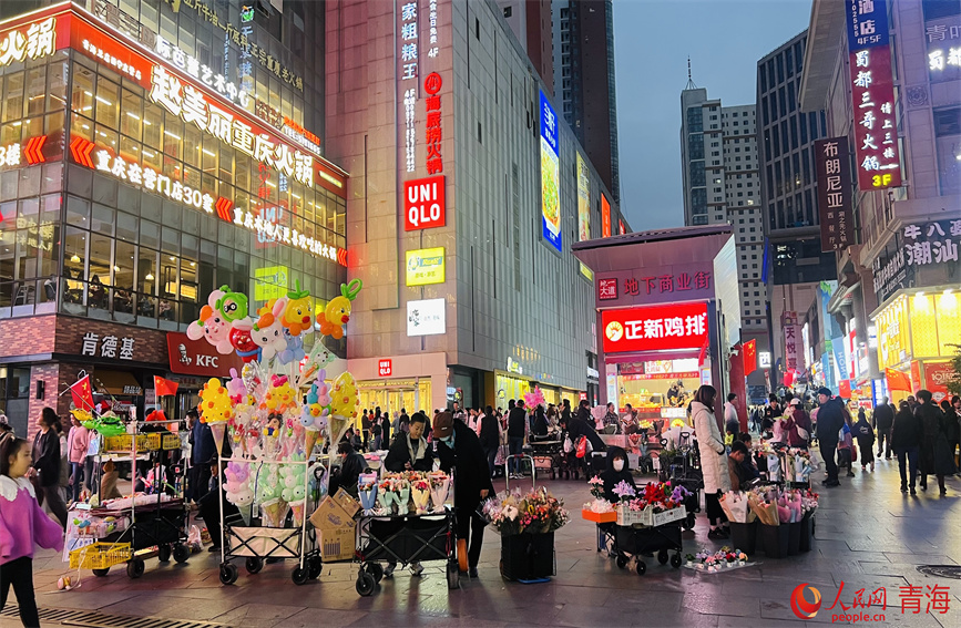 西宁市城西区力盟商业步行街内节日氛围浓厚。人民网 顾斐菲摄