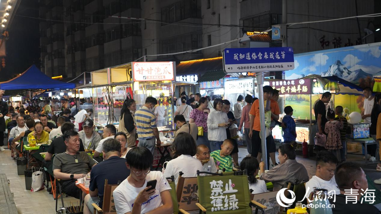 大新街夜市人潮涌动。人民网 况玉摄