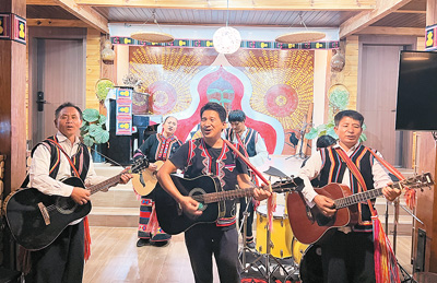 雲南瀾滄的拉祜音宿裡上演民族歌舞。 途家民宿供圖