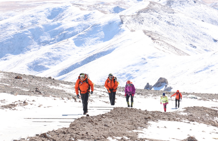 登山比赛。才旦桑吾摄