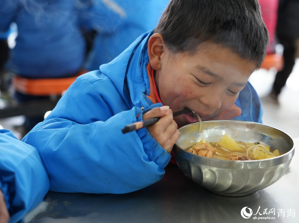 午饭是热气腾腾的熬饭。人民网 陈明菊摄