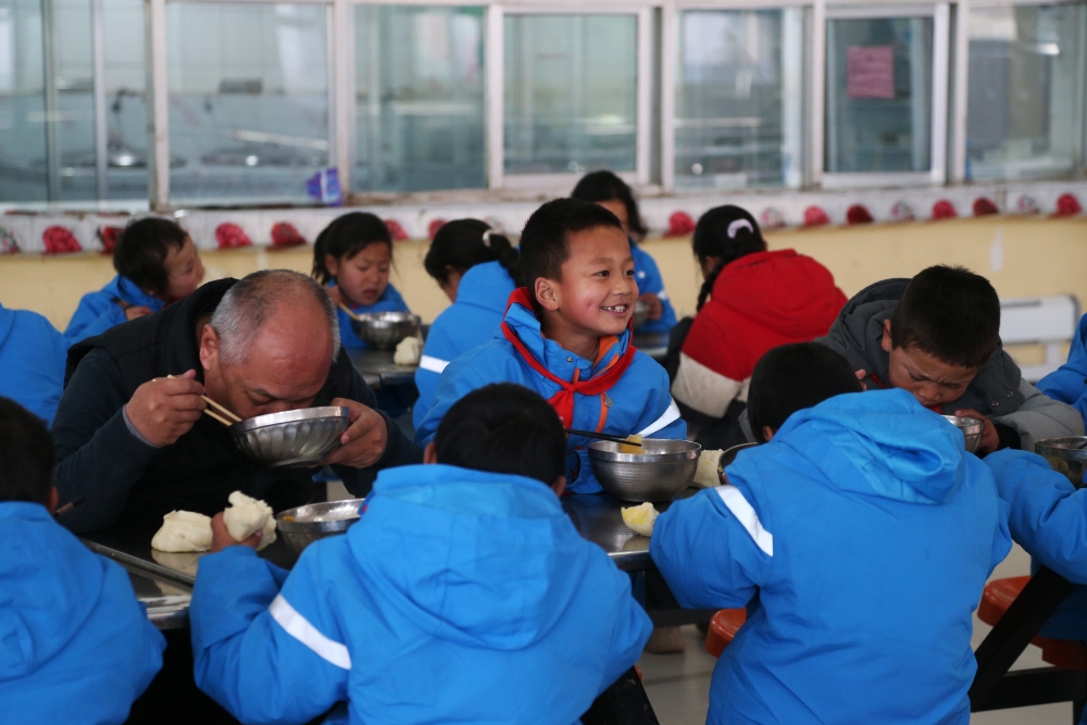 孩子们正在吃午饭。张忠苹摄