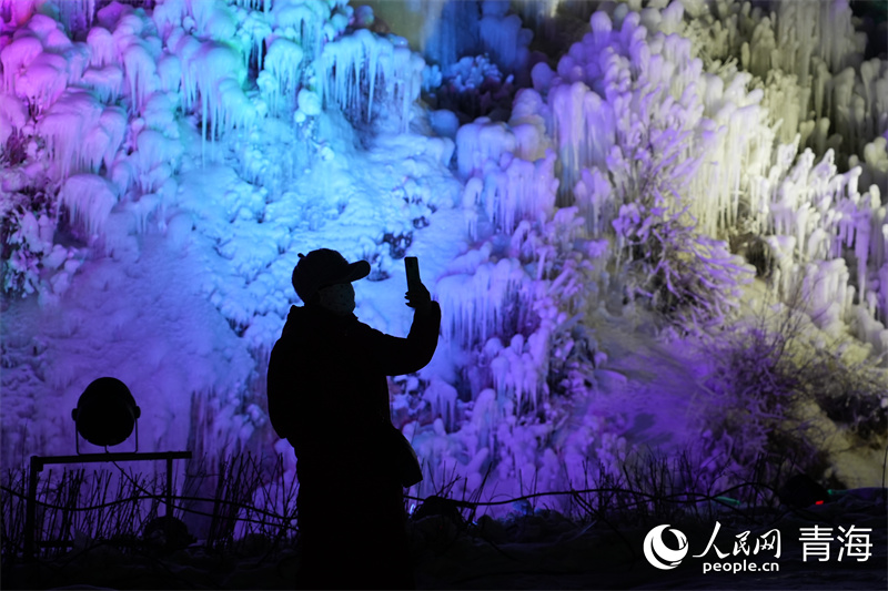 游客拍照打卡燈光下的美妙雪景。人民網 馬可欣攝