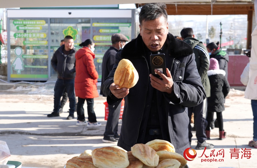 年貨集市上當地群眾線上售賣饃饃。人民網記者 甘海瓊攝