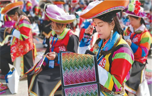                                                            非遗传承的青春力量                                                                                      青海省互助土族自治县妇女正在进行土族盘绣技艺比拼。                                【详细】                            