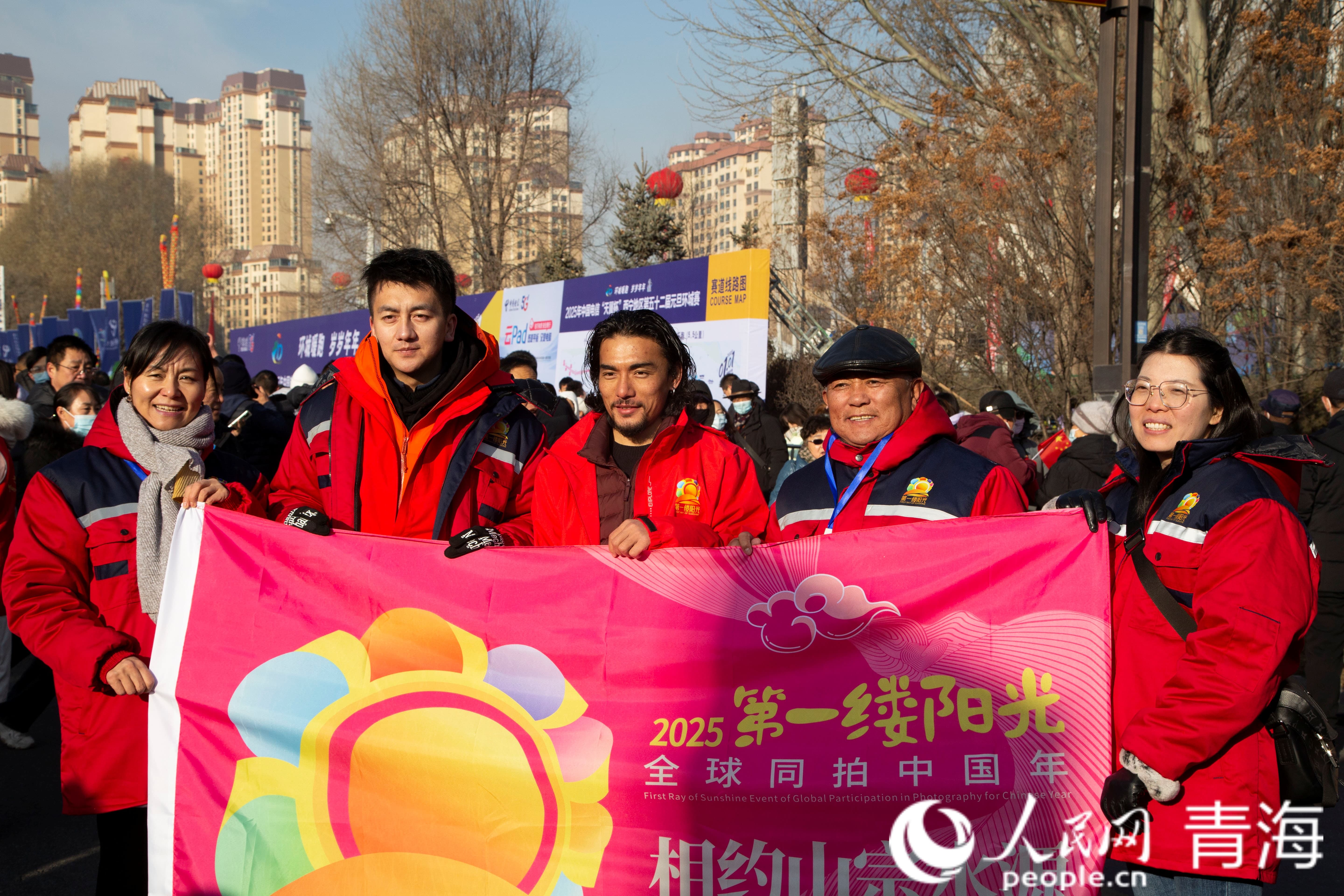 阳光大使现场与市民互动。人民网 况玉摄