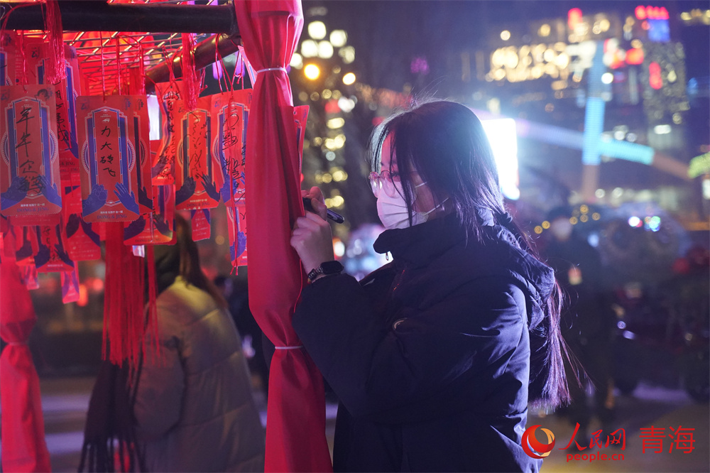 市民写下新年愿望。人民网 马可欣摄