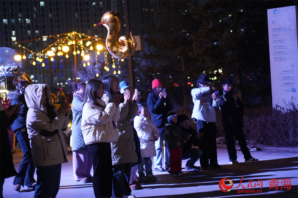 市民觀看演出后拍手叫好。人民網 馬可欣攝