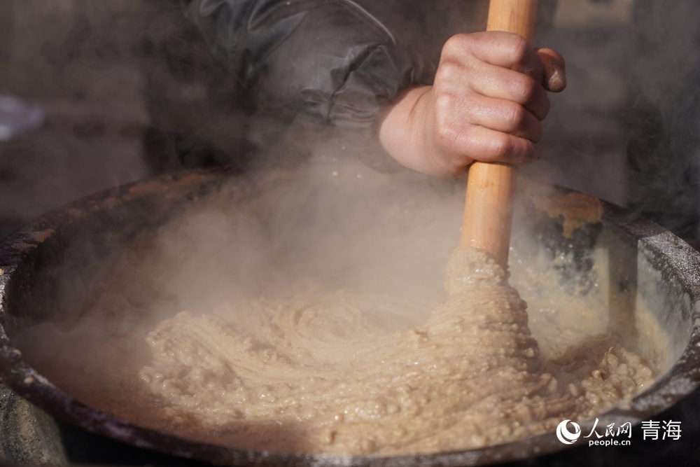 青海地方特色美食——搅团。人民网 陈明菊摄