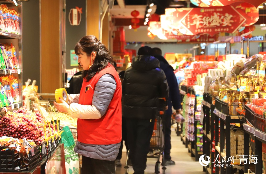 格爾木一處超市售貨員正在補貨。人民網記者 甘海瓊攝