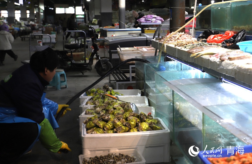 格爾木河東農貿市場的一處海鮮攤位。人民網記者 甘海瓊攝