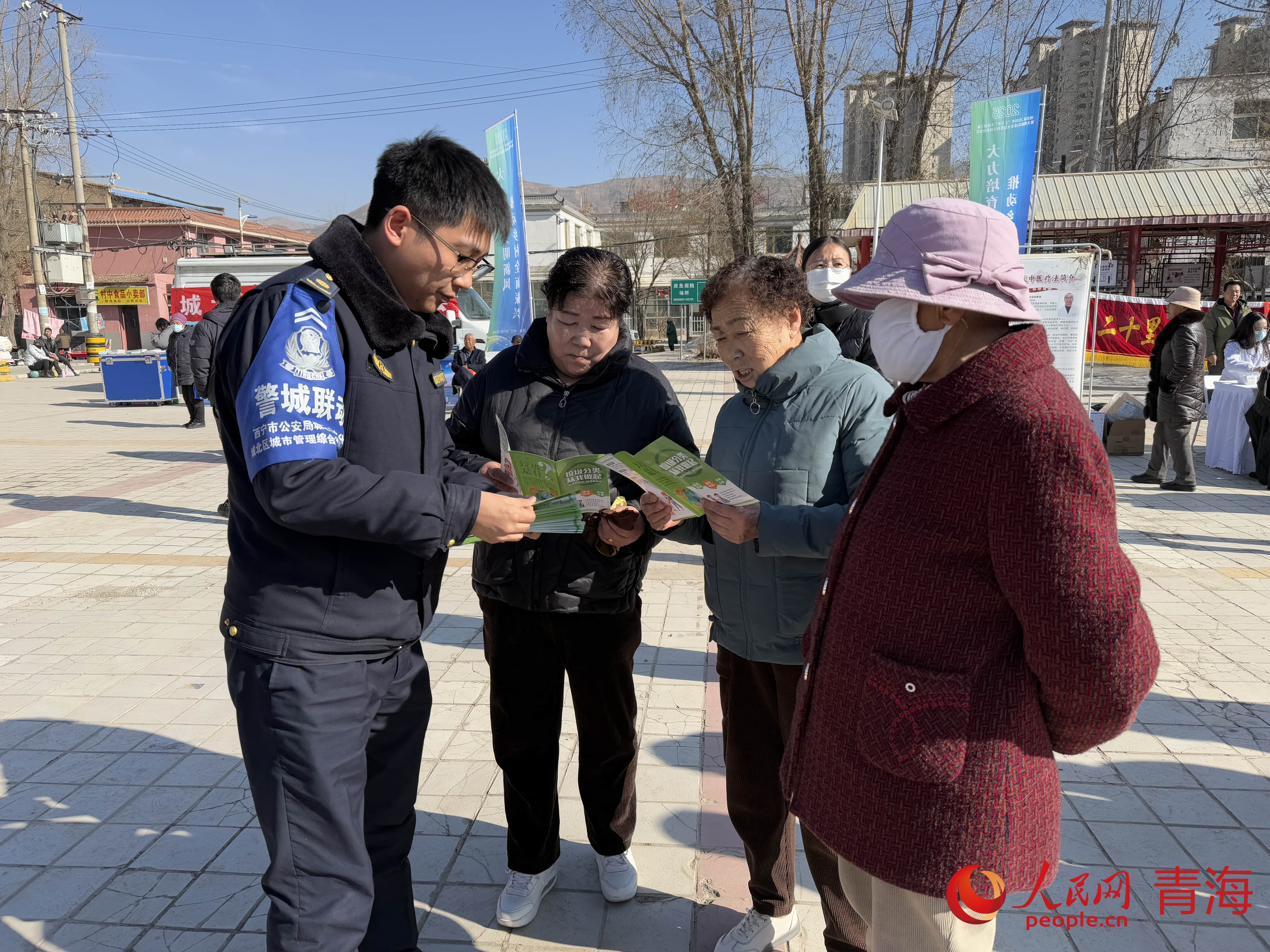 進行科普宣傳。人民網 況玉攝