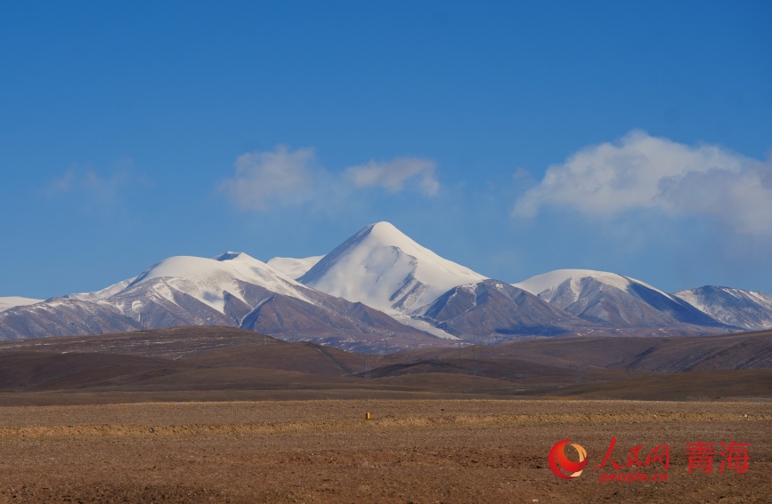 从可可西里雪山观景台远眺。人民网记者 甘海琼摄