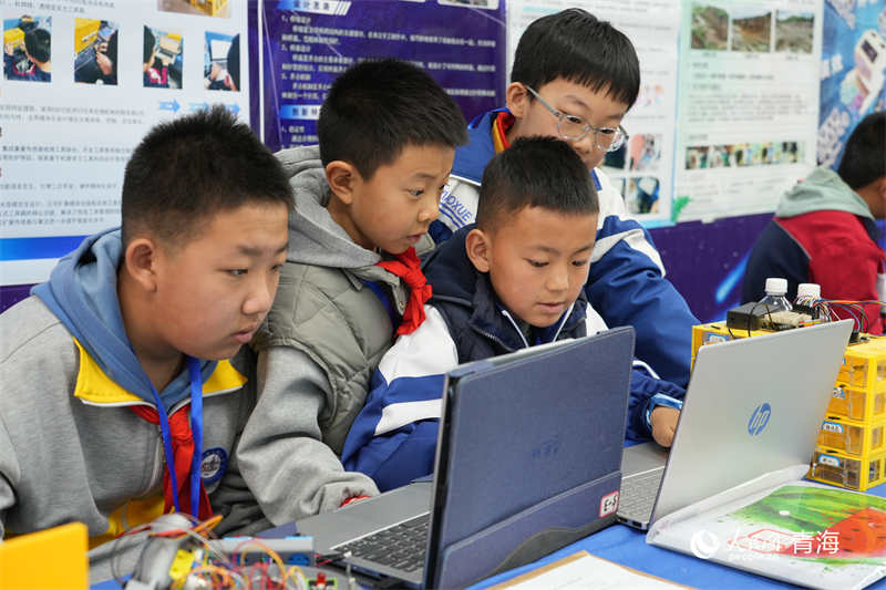 参赛学生正在操作作品。人民网记者 张莉萍摄