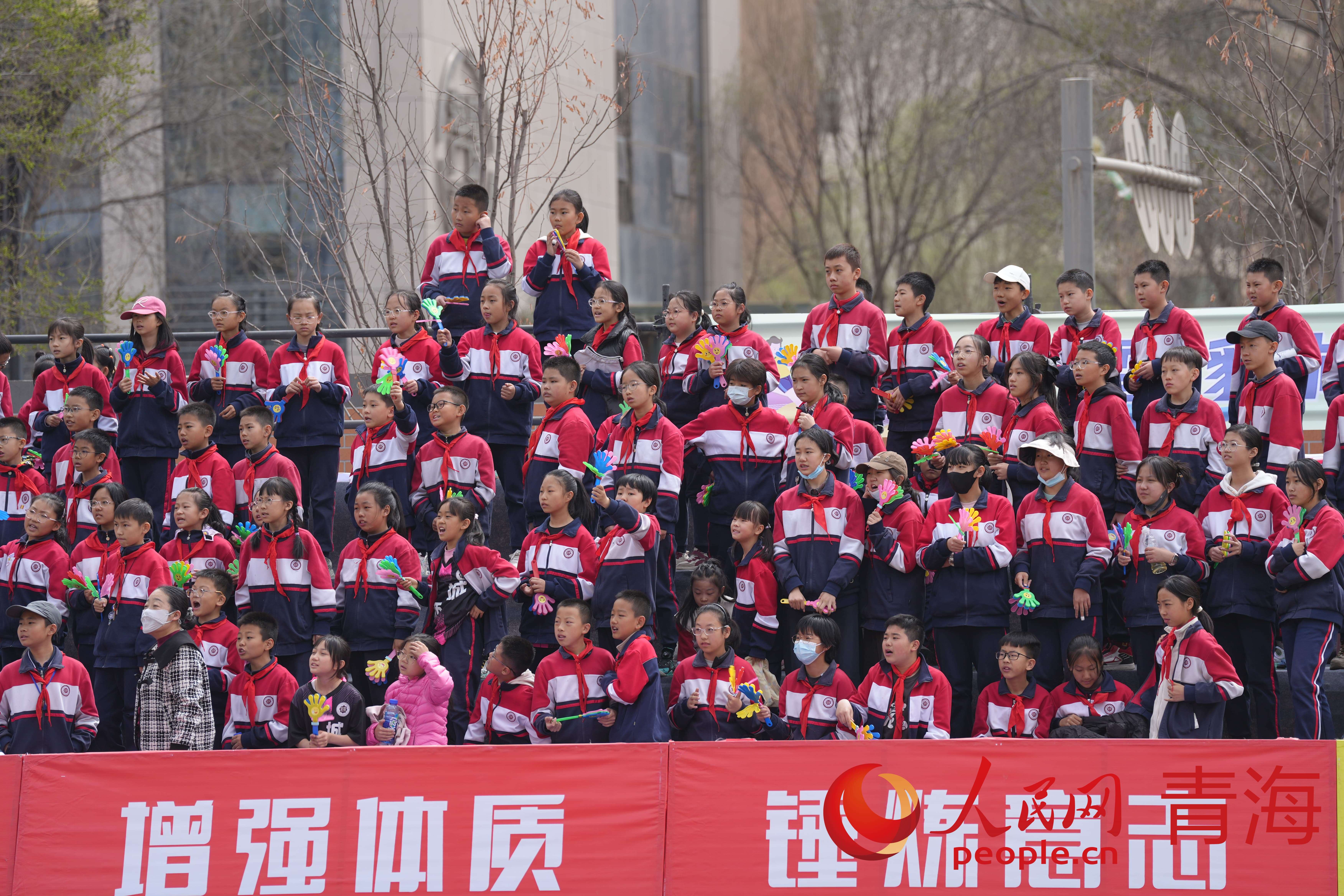 观众呐喊助威。人民网 况玉摄