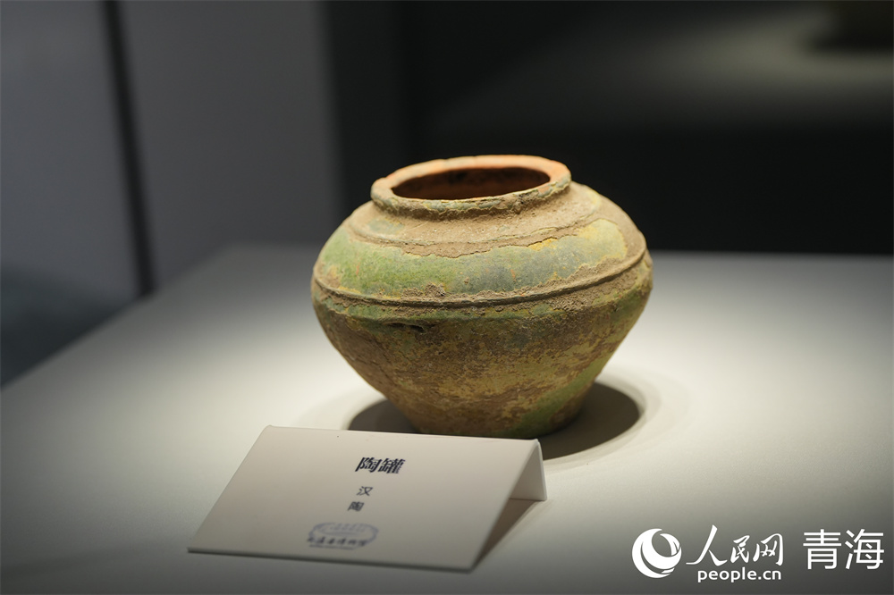 博物馆内展出的陶罐。人民网 马可欣摄