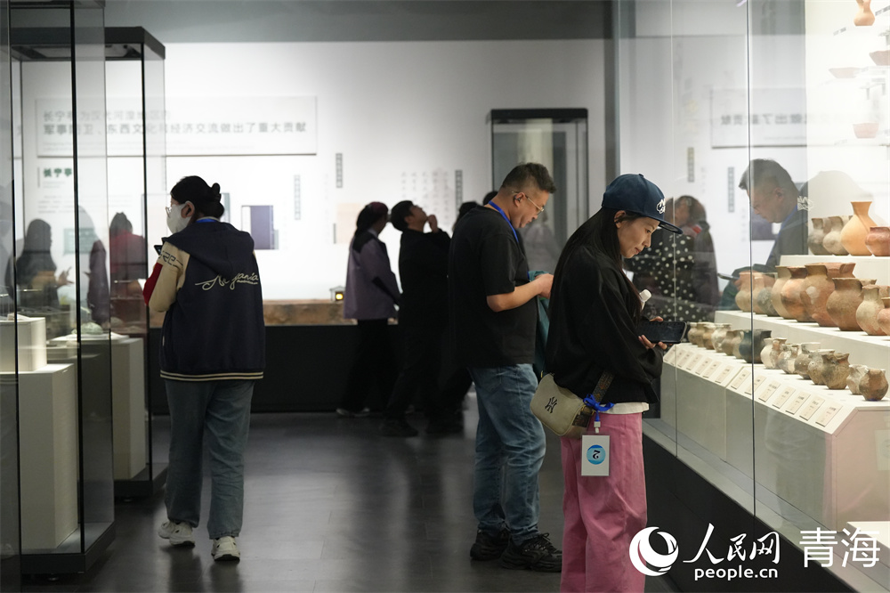 游客正在参观博物馆内的展品。人民网 马可欣摄
