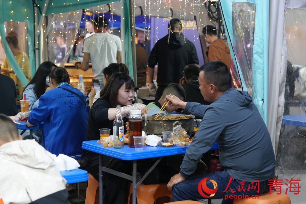 餐饮摊位深受市民喜爱。人民网 况玉摄