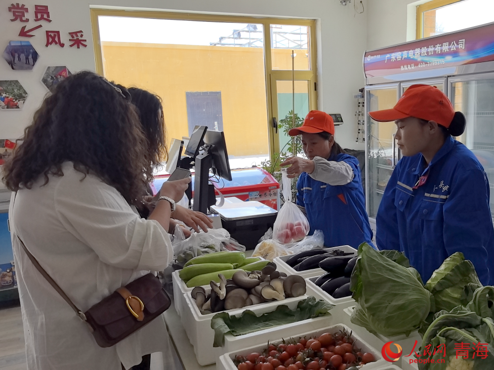 市民購買蔬菜。人民網 況玉攝