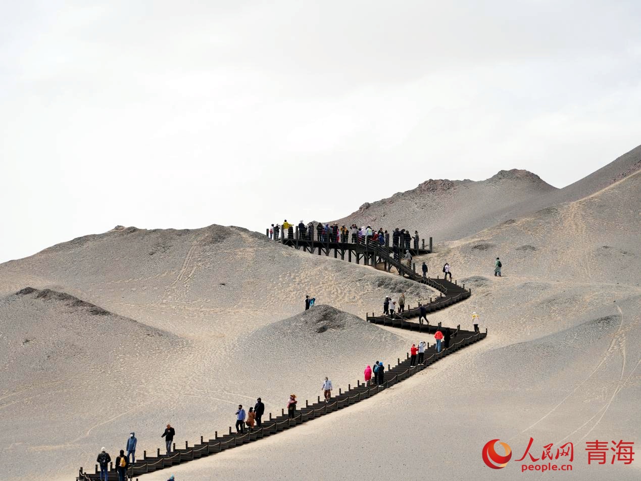 游客行走在黑独山旅游栈道上。人民网 况玉摄