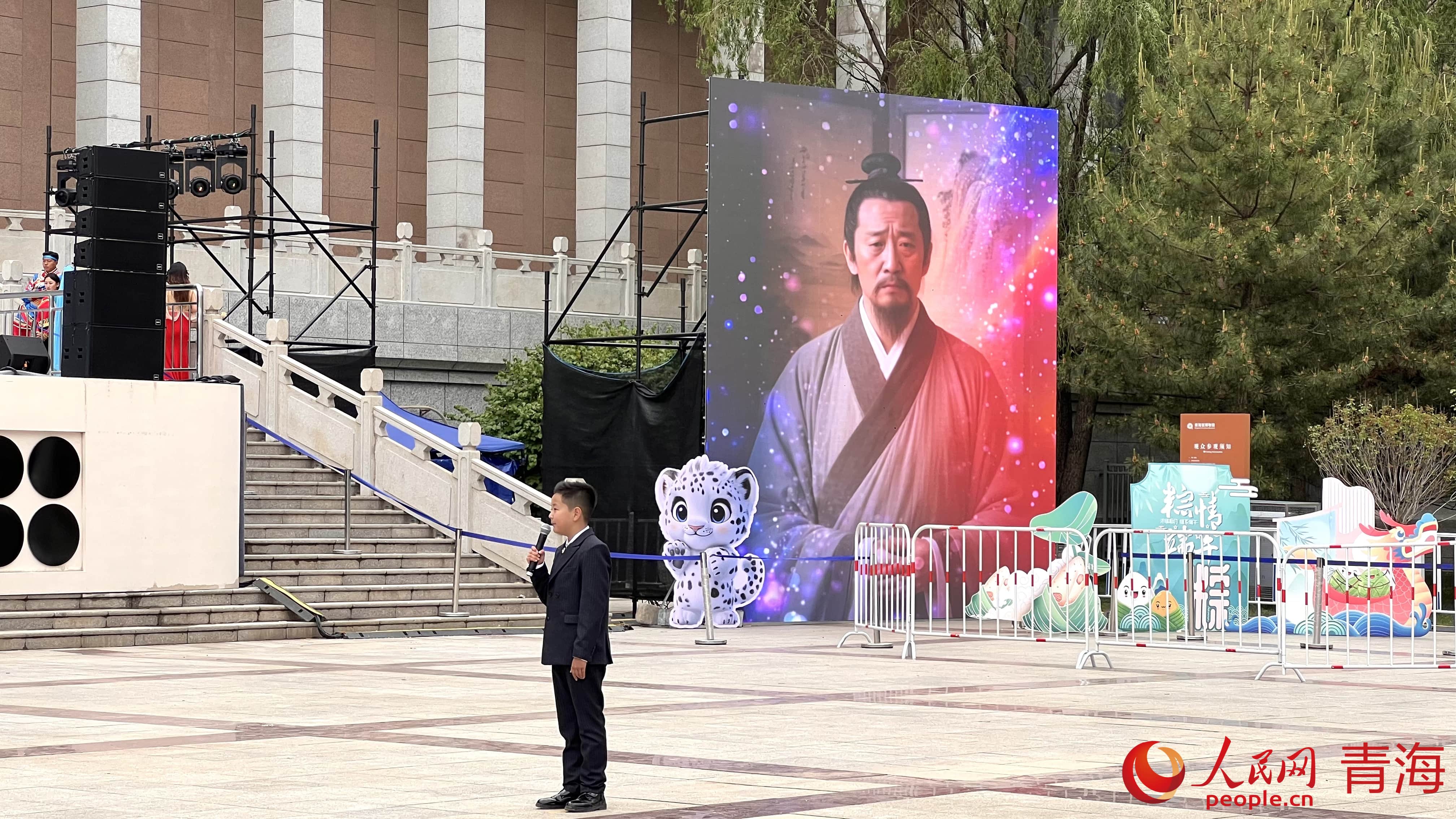 小主持人通过AI技术“对话”屈原。人民网 顾斐菲摄