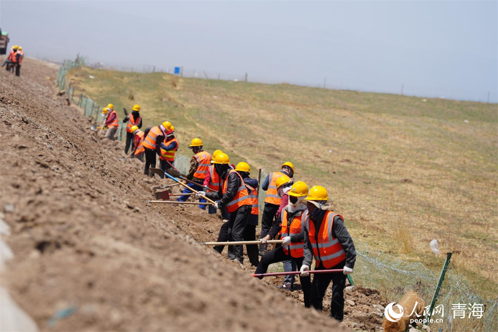 工人正在进行公路边坡整修工作。人民网 马可欣摄