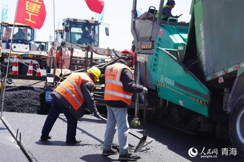 倒湖茶公路二郎剑至黑马河段施工现场。人民网 马可欣摄