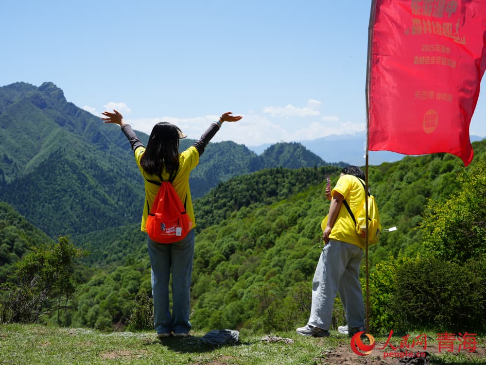 參賽選手在景區拍照。人民網 況玉攝