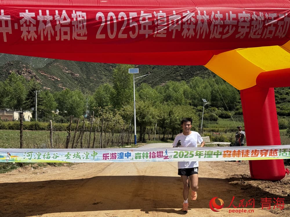 參賽選手沖線。人民網 況玉攝