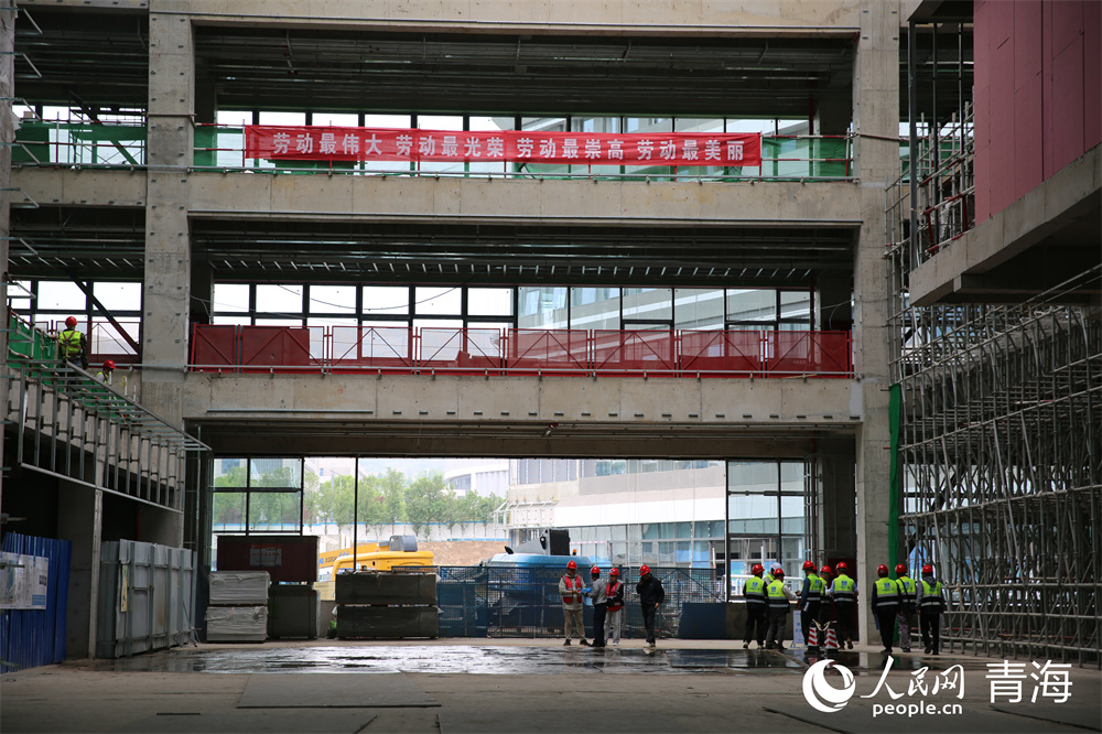 参赛选手在搭建的实操考核场地进行实操考试。人民网 马可欣摄