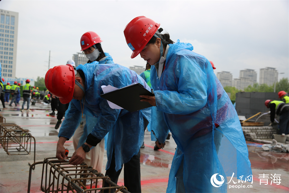 评委正在评定结果。人民网 马可欣摄