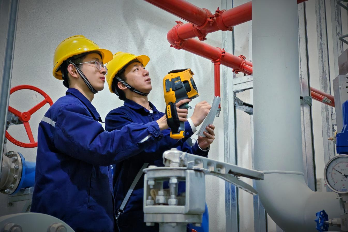 运行人员在进行设备巡检。朱锦辰摄
