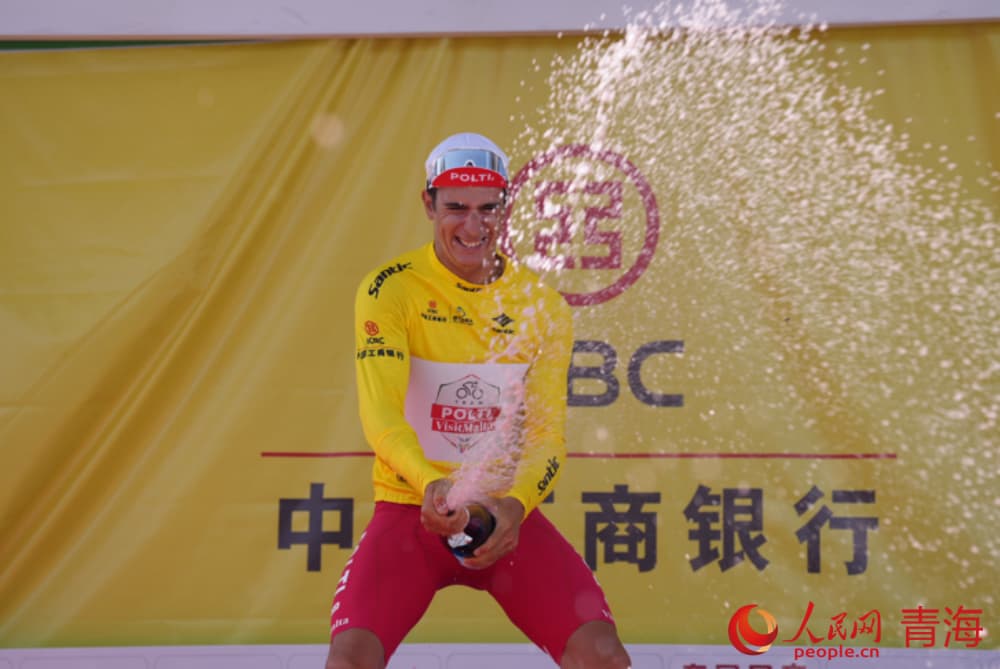 车手庆祝获得黄衫。人民网 况玉摄