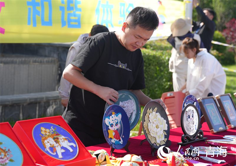 第二赛段起点的展销摊位。人民网 马可欣摄