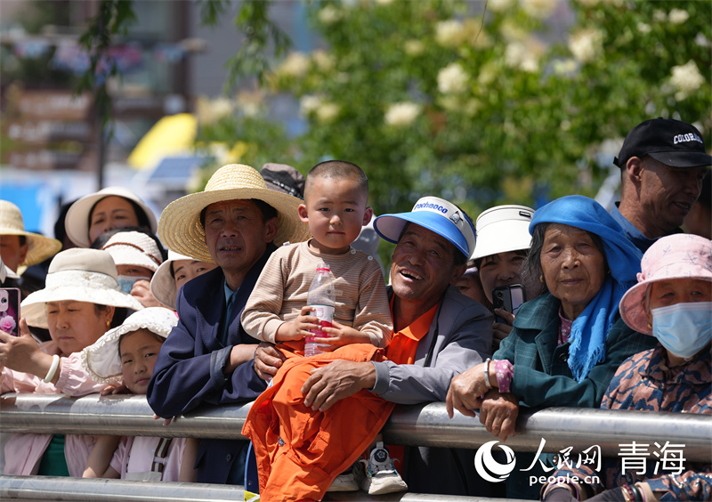观众为赛事加油。人民网 马可欣摄