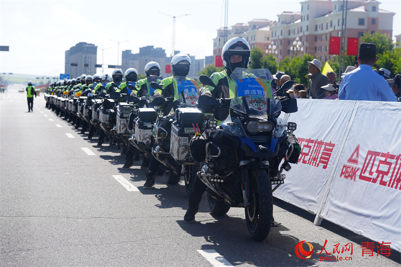 賽道管理車輛護航賽事。人民網 馬可欣攝