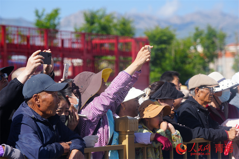 觀眾為比賽歡呼加油。人民網 馬可欣攝