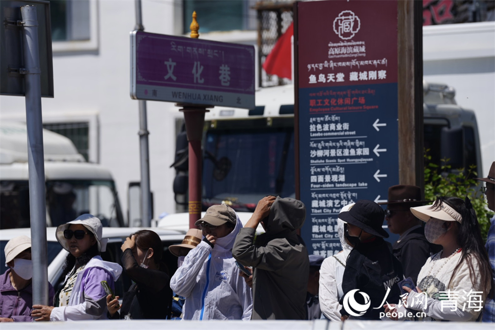市民翘首以盼。人民网 况玉摄
