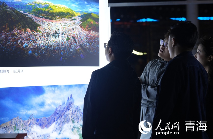 游客观展。人民网记者 甘海琼摄