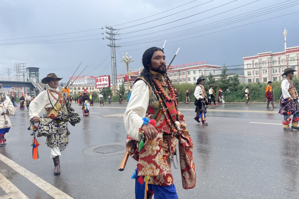 巡游现场。果洛州委宣传部供图