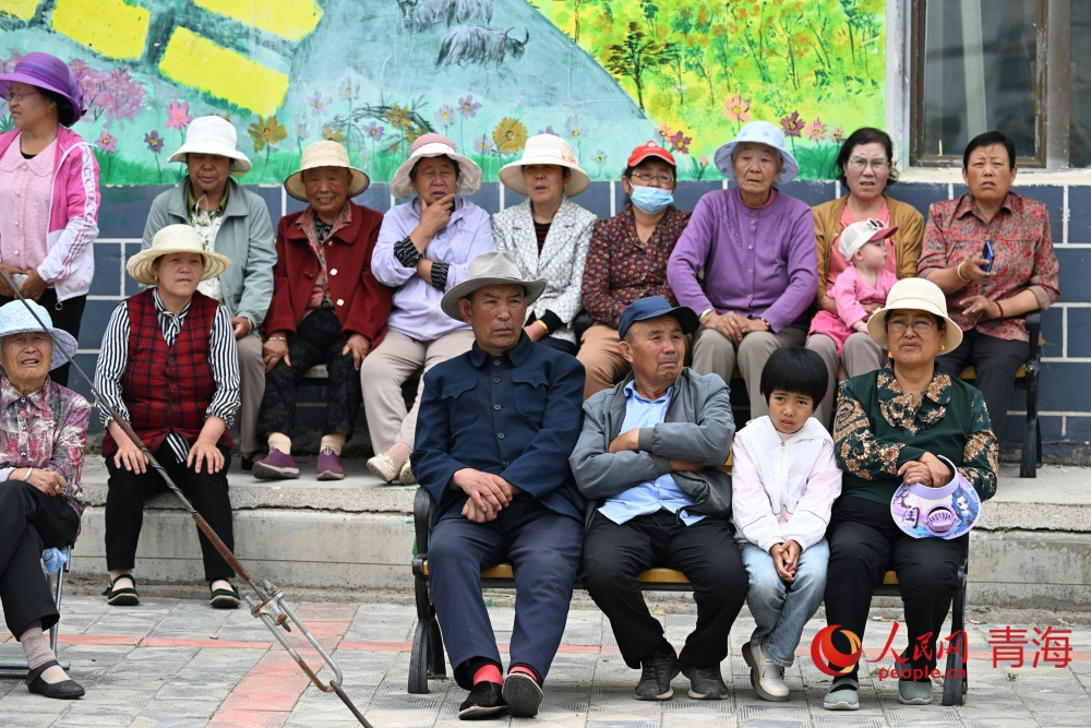 观看比赛的观众。人民网 况玉摄