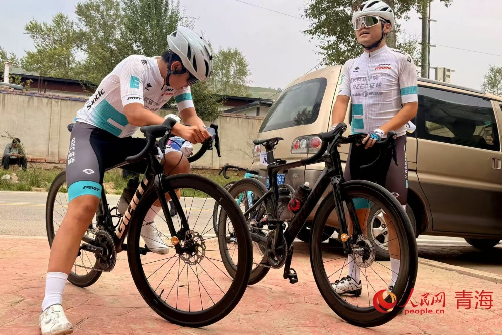 车手到达终点后休整。人民网 况玉摄