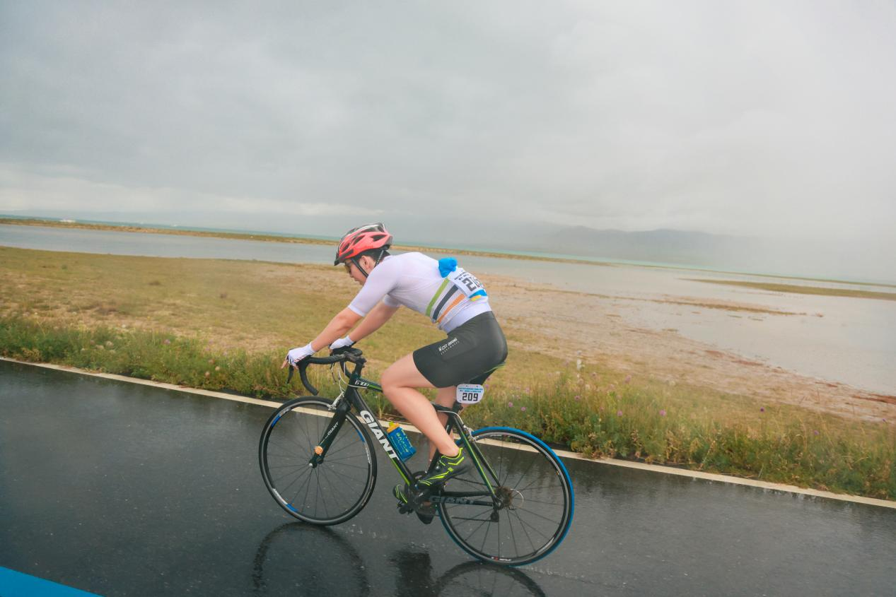 车手骑行在青海湖畔。赛事组委会供图