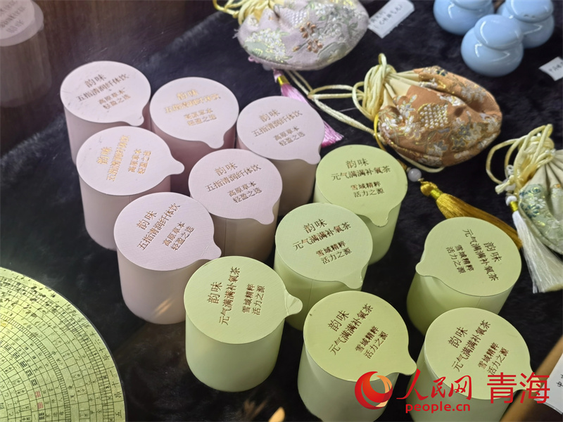 韵家口镇卫生院推出的中药茶饮。人民网 马可欣摄