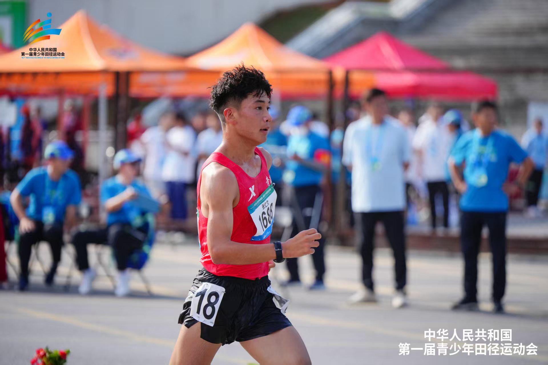 第一届全国青少年田径运动会比赛现场。青海省体育局供图