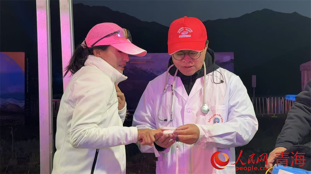 醫護人員為運動員測量血氧。人民網 況玉攝