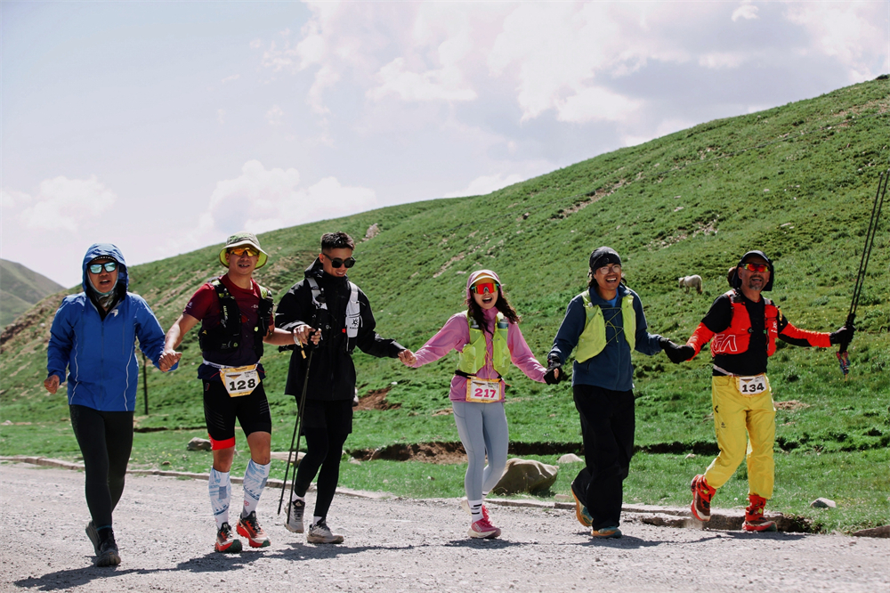 並肩前行。賽事組委會供圖