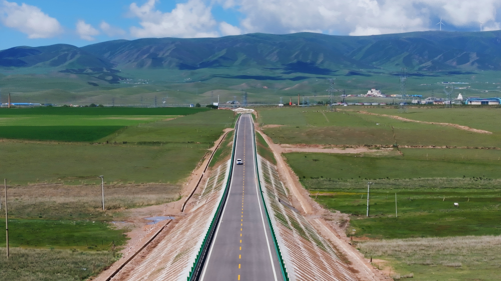湟西公路已通车路段。(受访者供图)