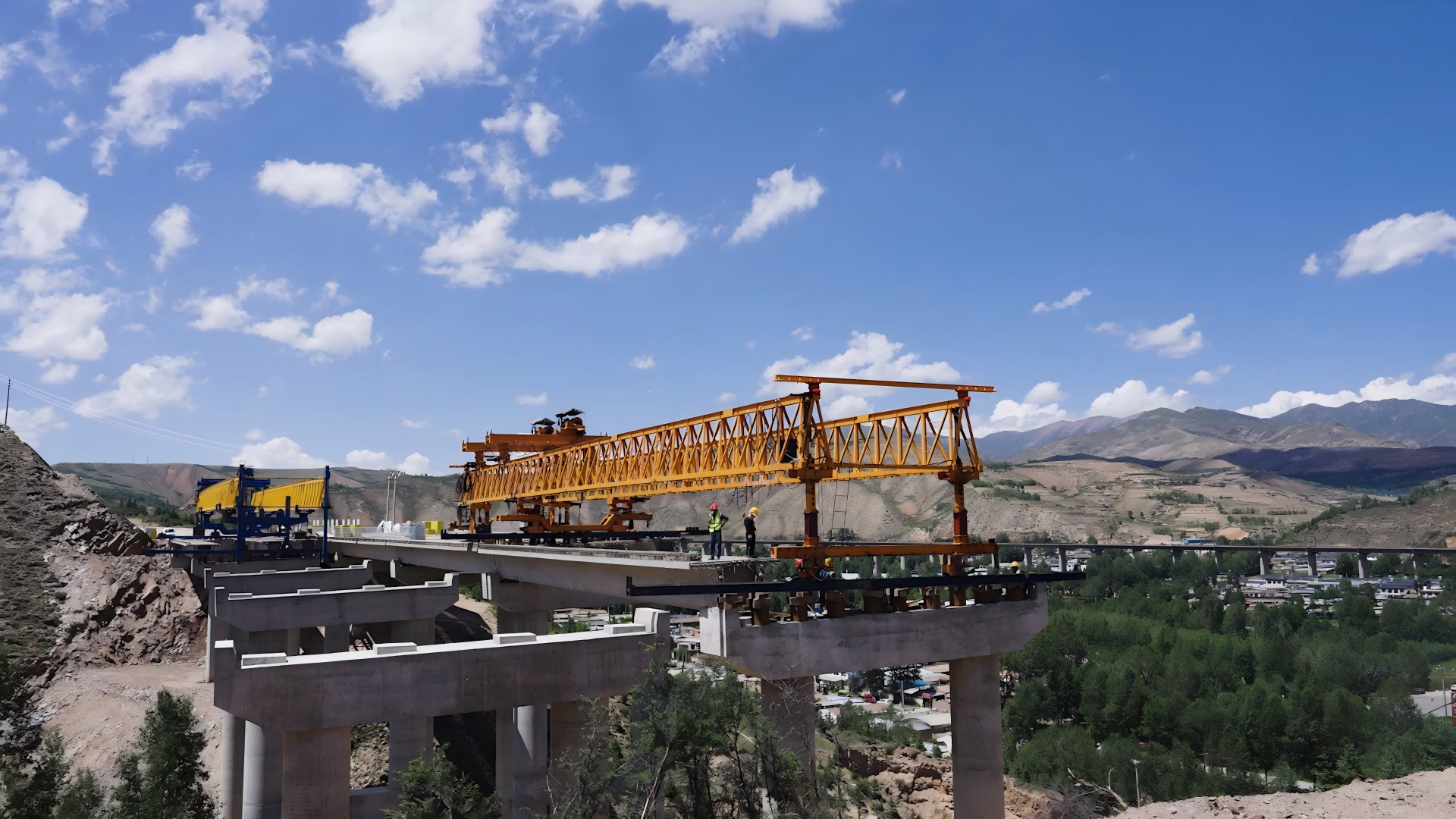 湟西公路建设现场。(受访者供图)