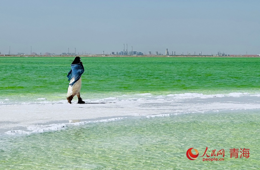 游客在察尔汗盐湖。人民网记者 甘海琼摄